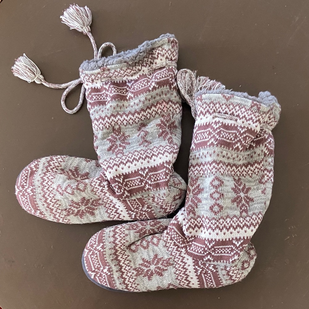 MUK LUKS Women's Amira bootie slipper in Grey and Burgundy Women's large (9-10)